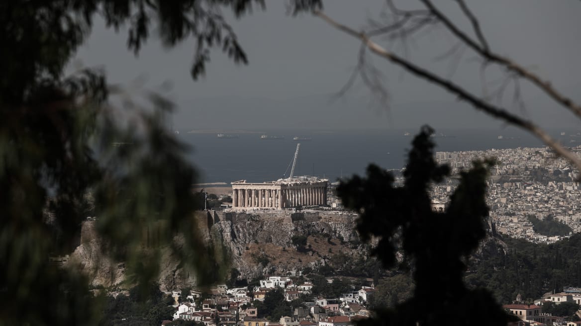 Καιρός: Επιμένει η αφρικανική σκόνη – Έρχονται 30άρια με λασποβροχή