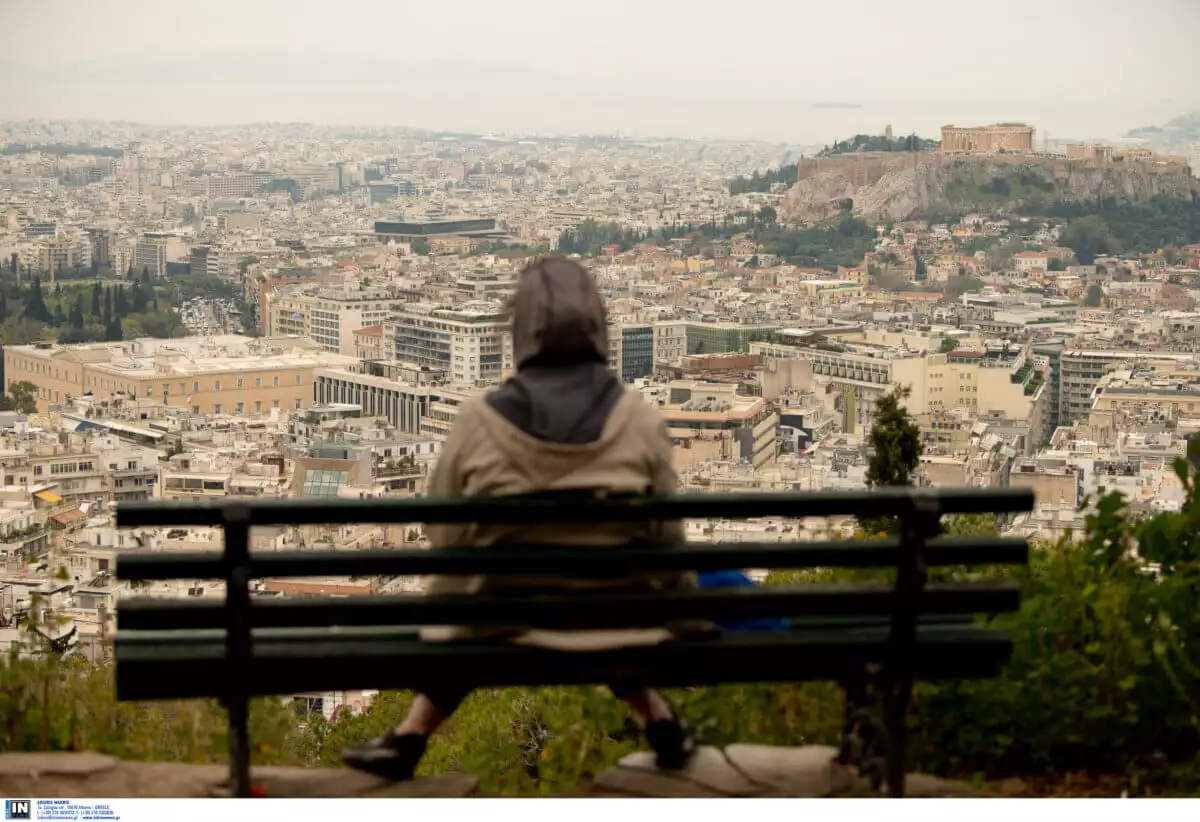 Παραμένει το πέπλο της αφρικανικής σκόνης πάνω από το λεκανοπέδιο της Αττικής-Πότε υποχωρεί