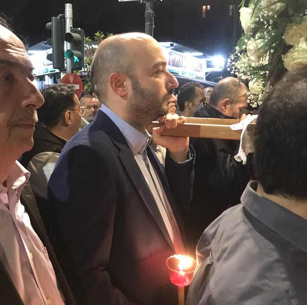 Στην περιφορά του Επιταφίου στον Άγιο Παντελεήμονα Πεύκης ο δήμαρχος Μάριος Ψυχάλης