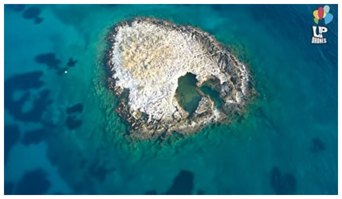 Το νησάκι της Αττικής με την φυσική πισίνα που πας κολυμπώντας (Drone Video)
