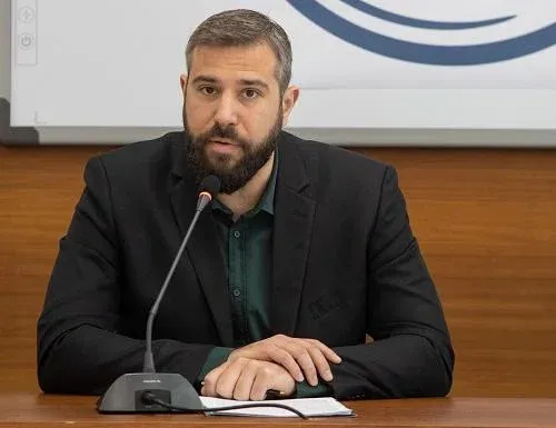 Β. Σίμος : "Έξυπνες" διαβάσεις έξω από 8 σχολικές μονάδες στην Πετρούπολη