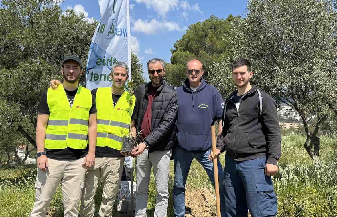 Πισιμίσης : 105 vέες βελανιδιές φυτεύτηκαν στα Άνω Βριλήσσια
