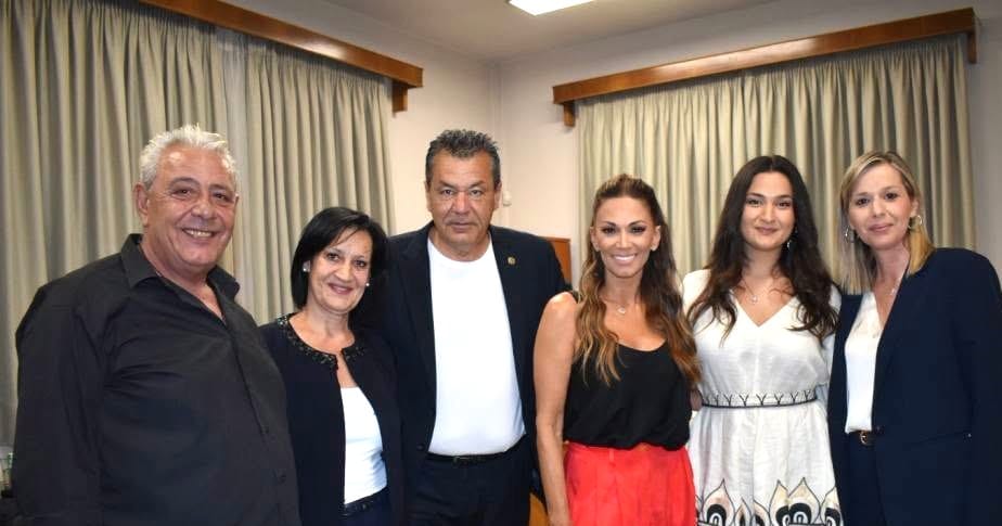 Παππούς: "Κόκκινο" χτύπησε το κέφι και η διασκέδαση στην κατάμεστη πλατεία Χασιάς
