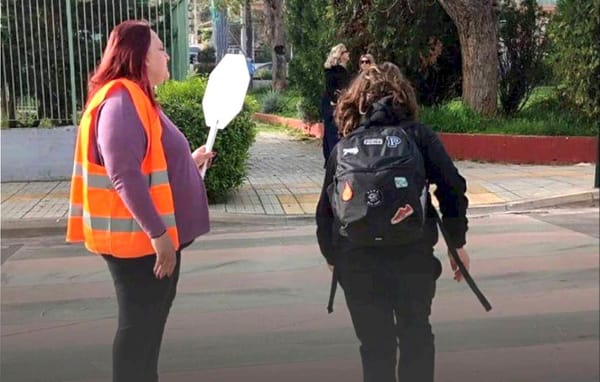 Με πρωτοβουλία Δημάρχου Μάνδρας-Ειδυλλίας Αρμοδίου Γ. Δρίκου για πρώτη φορά σχολική τροχονόμος
