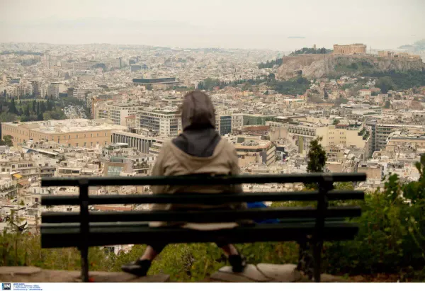 Παραμένει το πέπλο της αφρικανικής σκόνης πάνω από το λεκανοπέδιο της Αττικής-Πότε υποχωρεί
