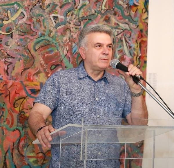 Ο Δήμαρχος Ν.Ιωνίας Π. Μανούρης στην ετήσια έκθεση ζωγραφικής των Παιδικών και Εφηβικών Τμημάτων.
