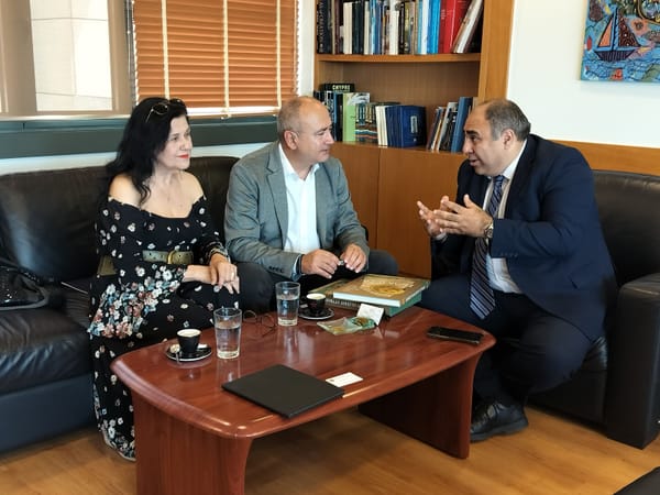 Συνάντηση του δημάρχου Ν.Ηρακλείου Νίκου Μπάμπαλου με τον Κύπριο πρέσβη Στ. Αυγουστίδη.