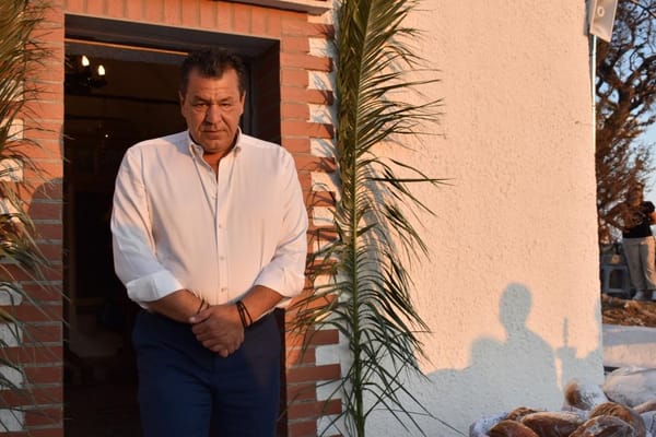 Κατάνυξη στη λιτάνευση της εικόνας του Προφήτη Ηλία παρουσία του Δημάρχου Φυλής Χρ.Παππού