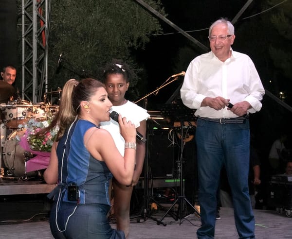 Ο Δήμαρχος Αμαρουσίου Θ. Αμπατζόγλου στην εντυπωσιακή συναυλία της Έλενας Παπαρίζου