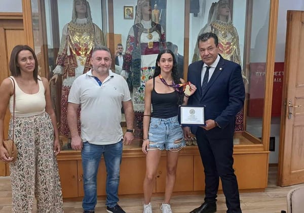 Τίμησε τη χρυσή πρωταθλήτρια Ευρώπης Αν. Μπουμπουλίδη ο Δήμαρχος Φυλής Χ. Παππούς