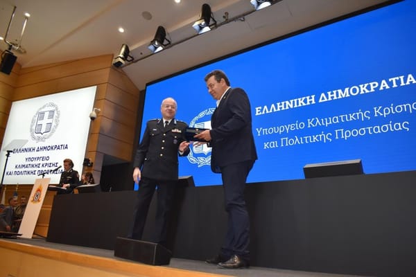 Τιμητική διάκριση στο Δήμαρχο Φυλής Χρήστο Παππού από το Υπουργείο Πολιτικής Προστασίας