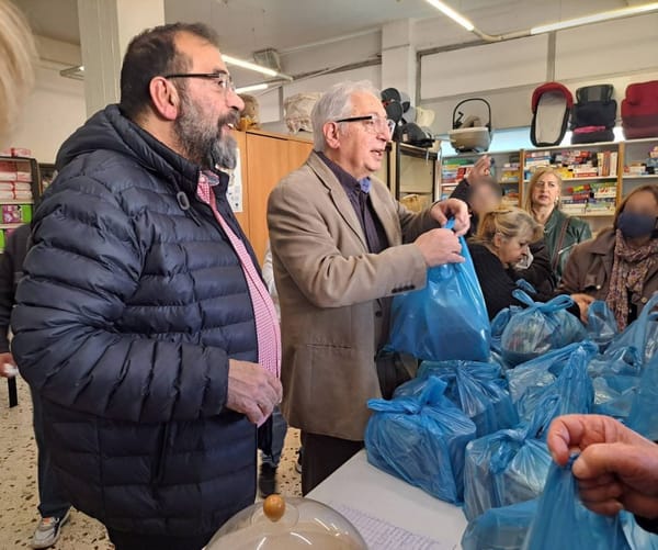 Στη δράση διανομής σαρακοστιανών εδεσμάτων σε ευπαθείς συμπολίτες ο Δήμαρχος Αμαρουσίου Θ. Αμπατζόγλου