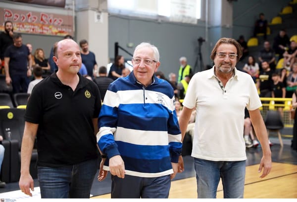 Ο δήμαρχος Θ. Αμπατζόγλου βράβευσε τη γυναικεία ομάδα μπάσκετ του Γ. Σ Αμαρουσίου
