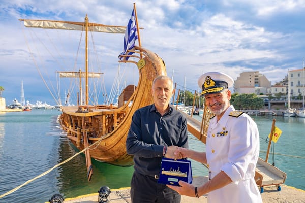 Ο Δήμαρχος Πειραιά Γιάννης Μώραλης υποδέχθηκε την ιστορική τριήρη "Ολυμπιάς" του Πολεμικού Ναυτικού για τις "Ημέρες Θάλασσας 2025"