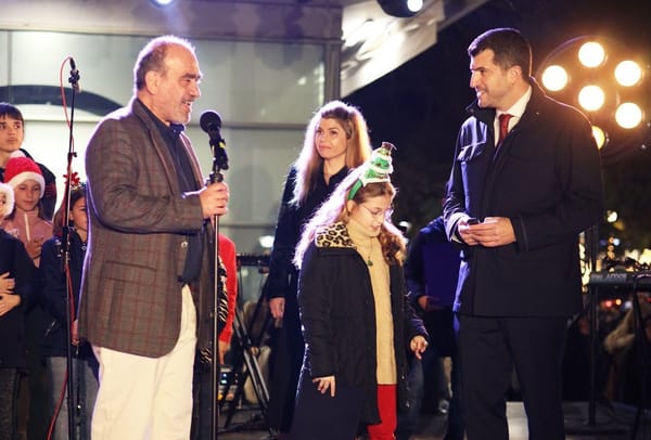 Ξυπολυτάς : Σε γιορτινή ατμόσφαιρα και λάμψη, φωταγωγήθηκε το νέο Χριστουγεννιάτικο Δέντρο  Κηφισιάς.