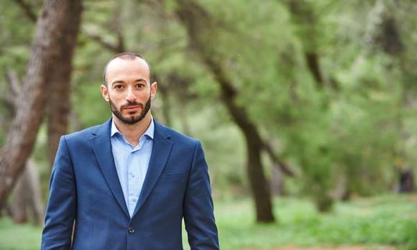 Ο Μάριος Ψυχαλης καινοτομεί με τα νεα ηλεκτρικά λεωφορεία στην Λυκοβρυση Πευκη