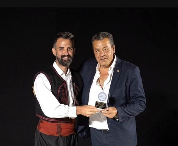 Το Δήμαρχο Φυλής Χρήστο Παππού τίμησε το "Χοροδρώμενο" στο 7ο Φεστιβάλ Παραδοσιακών Χορών