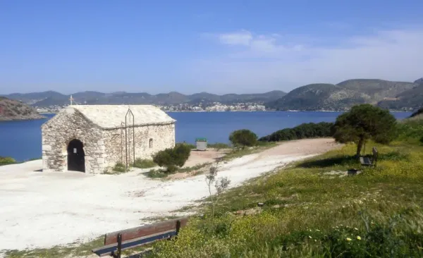 Παραλία Αγίου Νικολάου Αναβύσσου: Το "νησί" της Αττικής για βουτιές