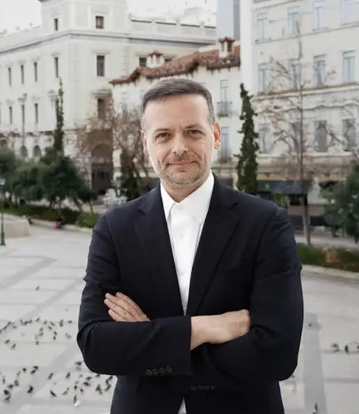 Ο Χάρης Δούκας υποδέχθηκε ξανά τον "Έφηβο" του Θανάση Απάρτη στην πλατεία Αγίου Σώστη